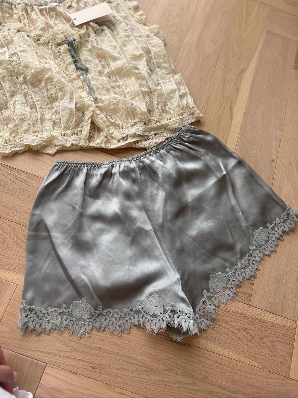 Doen Iona Silk Shorts, Eucalyptus - Picture 4 of 6